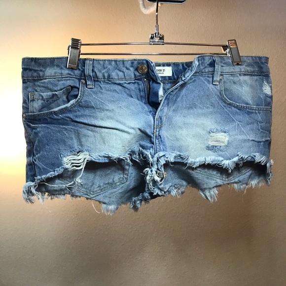 Women’s Forever 21 jean shorts size 30 - Picture 1 of 3